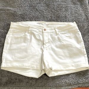 Old Navy white Boyfriend shorts size 14